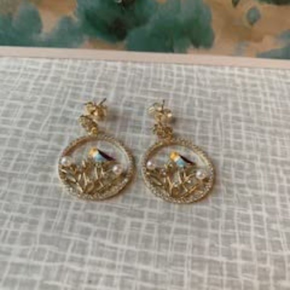 Women's Bird Design Round Gold Hoop Earrings - Picture 7 of 8